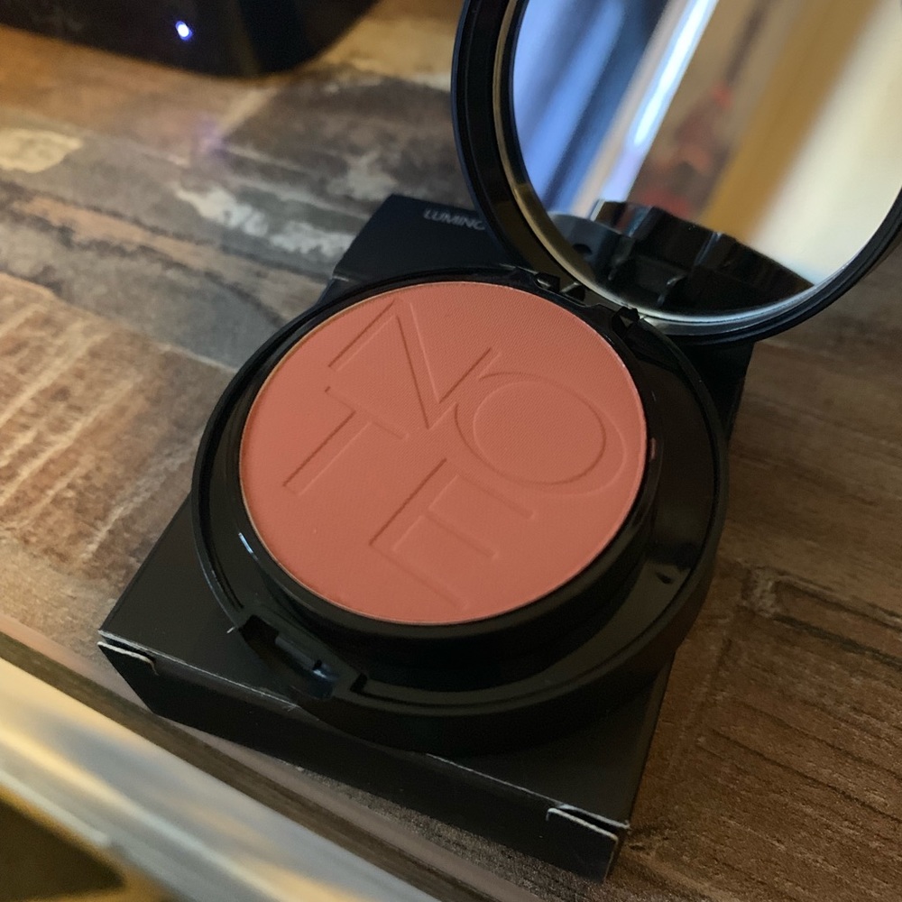 New never used Note blush with brush applicator
